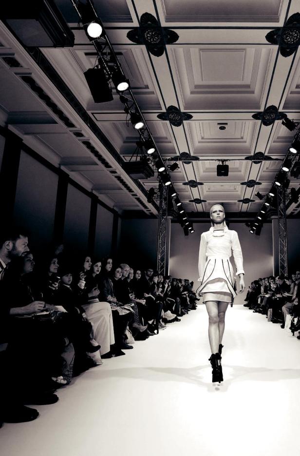 Durante a Semana de Moda de Londres, designers novos e experientes vão ao Freemasons' Hall em Covent Garden para promover suas coleções para uma audiência global de mídia de moda, compradores, celebridades e autoridades em estilo.