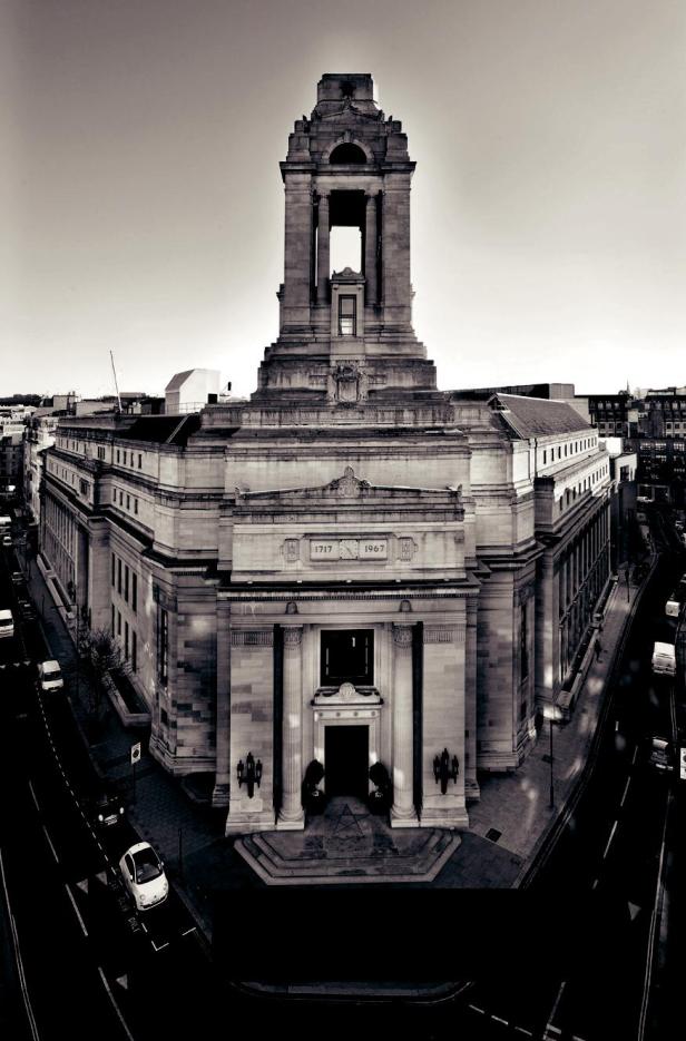 A Grande Loja Unida da Inglaterra é o órgão dirigente da Maçonaria na Inglaterra, País de Gales e as Ilhas do Canal. Construído em 1933, o Freemasons Hall é a sede da Grande Loja e é um exemplo clássico da arquitetura Art Deco, no coração de Covent Garden, em Londres.