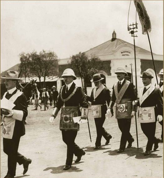 O Duque de Connaught, GM da Maçonaria Inglesa liderando uma procissão maçônica em Bulawayo, Rodésia, 1910,