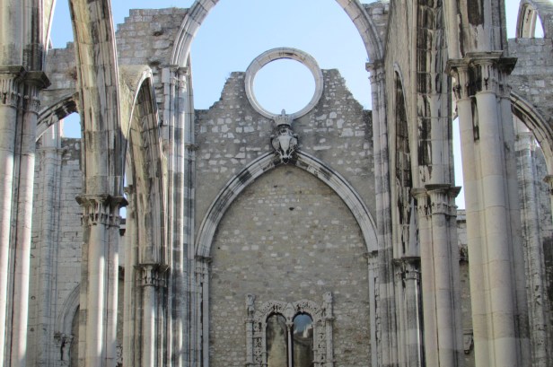 Museu do Carmo, em Lisboa. Foi parcialmente destruída no grande terremoto de 1755 e não foi reconstruída, perdendo o teto e transformada em museu.