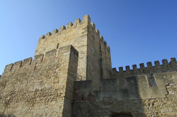 Torre do Castelo de São Jorge, construído inicialmente pelos Mouros e posteriormente pelos cristãos.